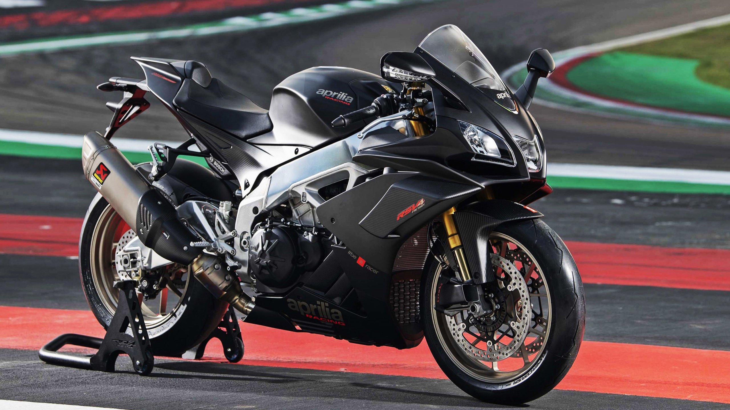 中国男足在巴黎奥运会比赛中以2-0战胜日本，奥运会足球赛中国男足